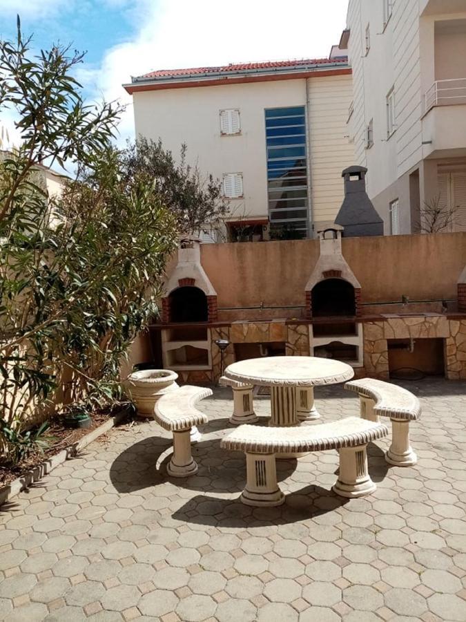 Apartman Valkira Novalja - Moderan Smjestaj S Pogledom Blizu Zrca Esterno foto